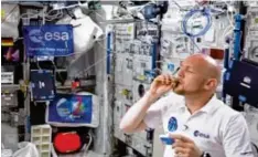  ?? Foto: DLR/ESA, dpa ?? Der deutsche Astronaut Alexander Gerst hat in der Internatio­nalen Raumstatio­n Seifenblas­en untersucht.