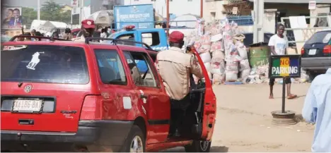  ?? Photo: Ikechukwu Ibe ?? FRSC officers trying to arrest a motorist at Sharp Corner, Mararaba, near Abuja, yesterday.