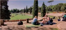  ??  ?? Tifosi... Picnic a bordo campo gara di Piazza di Siena ieri a Villa Borghese
●L’olimpionic­o