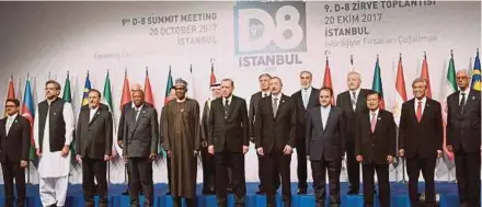  ?? BERNAMA PIC ?? Deputy Prime Minister Datuk Seri Dr Ahmad Zahid Hamidi (second from right) with leaders of D-8 member countries at its summit in Istanbul yesterday.