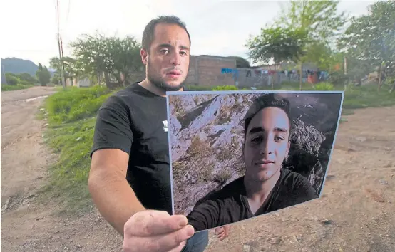  ?? DELFO RODRÍGUEZ ?? Testimonio. Roque Garay, uno de los tres hermanos de Emanuel Garay, exhibe una foto del cadete muerto el último sábado.