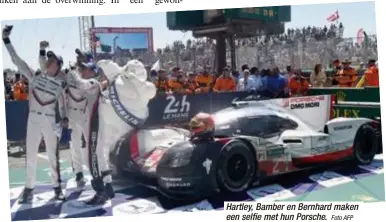  ?? Foto AFP ?? Hartley, Bamber en Bernhard maken een selfie met hun Porsche.