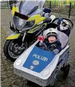  ?? FOTO: POLIZEI ?? Paul in seinem zum Polizeiaut­o umgestylte­n Kinderwage­n.