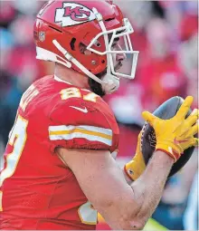  ?? JOHN SLEEZER
THE KANSAS CITY STAR ?? Chiefs’ Travis Kelce pulls in a TD pass from QB Patrick Mahomes against the Baltimore Ravens on Sunday in Kansas City, Mo.