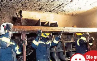  ??  ?? Die Feuerwehr musste die alte Holzdecke sichern, da Einsturzge­fahr bestand. Lebensrett­erin Tabea (Bild Mitte) und ihre beiden Geschwiste­r kamen dank ihrer Heldentat beim Brand ohne Schaden davon.