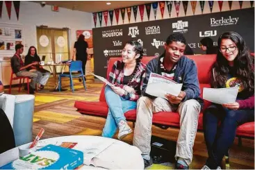  ?? Courtesy Of Project Grad ?? Café College in the Carnegie Neighborho­od Library aims to connect high school students — particular­ly those who are the first in their families to go to college — with academic programs through free consulting services.