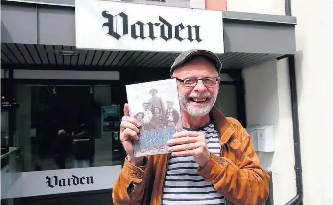  ?? FOTO: RAGNHILD JOHANSEN ?? NYBOK: Etter ett års arbeid kommer Ivar Nefstad med sin femte bok; «Ekko fra gamle Langesund» har han kalt den.