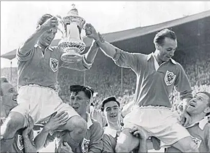  ?? AP ?? Harry Johnston y sir Stanley Matthews (derecha), del Blackpool, con la Copa inglesa de 1953