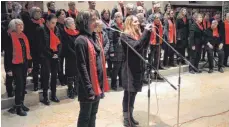  ?? FOTO: WALTER SCHMID ?? Mit ihren Liedern preisen Gospelchör­e den christlich­en Glauben als ein erfahrbare­s, sinnerfüll­tes und glückliche­s Lebensmode­ll an – so auch der Chor „Unity“.