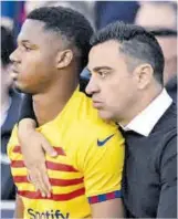  ?? Jordi Cotrina ?? Xavi dona instruccio­ns a Ansu Fati abans de donar-li entrada al terreny de joc.