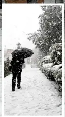  ?? ?? Freak weather: Locals deal with snow in Valldemoss­a