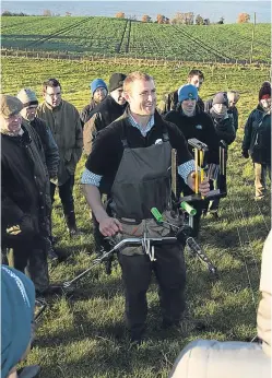  ?? Picture: Perthshire Picture Agency. ?? Grazing expert James Daniel, from New Zealand, explains the process of rotational grazing to producers at Balhelvie Farm, near Newburgh.