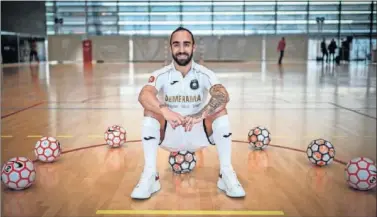  ??  ?? Ricardinho posó en enero con la camiseta del ACCS, a pesar de que tiene contrato en Movistar hasta junio.