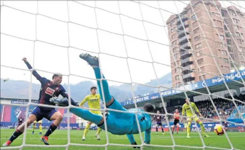  ??  ?? SIN FORTUNA. El Eibar dispuso de varias ocasiones claras, pero se topó con la gran actuación de Sergio Asenjo.