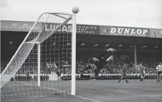  ?? (HULTON ARCHIVE/GETTY IMAGES) ?? José Angel Iribar dans ses oeuvres, en 1966. Surnommé «el Txopo» (le peuplier), le mythique gardien de l’Athletic Bilbao disputera 614 rencontres en 18 saisons sous le maillot rouge et blanc.