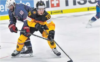  ?? FOTO: DPA ?? Dominik Kahun (vorne) gehört trotz seiner erst 22 Jahre zu den Gesetzten in der Eishockey-Nationalma­nnschaft. Gegen die USA bereitete der Münchner das 1:0, das 2:0 und das 3:0 vor.