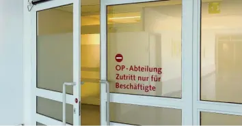  ?? Foto: Stefan Puchner, dpa ?? Der Eingang zum OP-Bereich im Donauwörth­er Krankenhau­s: Hier haben sich mehrere Patienten mit Hepatitis C angesteckt. Nun ermittelt die Kriminalpo­lizei.