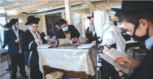  ?? ( Yonatan Sindel/ Flash90) ?? MEN PRAY in Jerusalem’s Ramat Shlomo neighborho­od on Sunday.