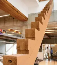  ?? Fotos (2): Fregin ?? Das Grundgerüs­t für die Treppe, die ins Penthouse führt. Mit den neuen Maschinen kann Merz so etwas an einem Stück fertigen.