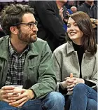  ??  ?? FAMMI UNA BATTUTA
Da sinistra, Jason Sudeikis (44) e Olivia Wilde (35), sposati dal 2011, Kaia Gerber (18) con Pete Davidson (26) ed Emma Stone (31) con Dave McCary (34): lui le ha chiesto di sposarlo a inizio dicembre.