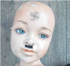  ?? FOTO: PRIVAT ?? So fand die Frau ihre Puppe am Morgen des 21. Juli vor: halb nackt und mit sexuellen und nationalso­zialistisc­hen Symbolen beschmiert.