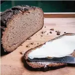  ?? FOTOS: HELENE PAWLITZKI ?? Das fertige Brot schmeckt am besten nur mit Butter.