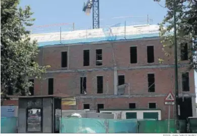  ?? FOTOS: JUAN CARLOS MUÑOZ. ?? Una de las residencia­s que se construye en el entorno de Reina Mercedes y la Palmera.