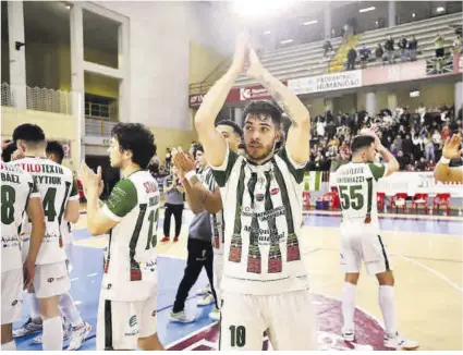  ?? Manuel Murillo ?? El Córdoba Futsal celebra su victoria contra el Betis en Vista Alegre.