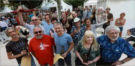  ?? (Photo Laurent Martinat) ?? La traditionn­elle photo souvenir de l’équipe organisatr­ice et des auteurs récompensé­s, à l’issue de la remise des prix, hier soir.