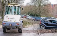  ??  ?? Arbeiter räumten die Bäume weg, die am Donnerstag am Rheinhause­r Johanniter-Krankenhau­s auf drei Autos gekracht waren.