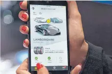  ??  ?? Der „Connesso“von Pirelli sendet Daten zu Laufleistu­ng oder Fülldruck auf das Smartphone des Fahrers.