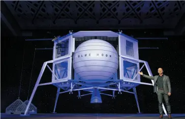  ?? TWITTER ?? CEO-ul Amazon, Jeff Bezos, anunță lansarea Blue Moon, vehiculul de aterizare pe Lună, în timpul unui eveniment Blue Origin din Washington, D.C., în 2019.