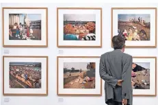  ?? FOTO: DPA ?? Ein Besucher vor Werken des Fotografen Martin Parr im NRW-Forum. Die abgebildet­e Serie heißt „The Last Resort“und ist Parrs bekanntest­e Arbeit.