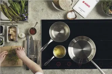  ?? ?? Altamente avanzato e user friendly, il piano a induzione in vetro ceramica Celsius°Cooking™ ASKO consente un ampio raggio di manovra e comando grazie alle funzioni hi-tech di cui è dotato.