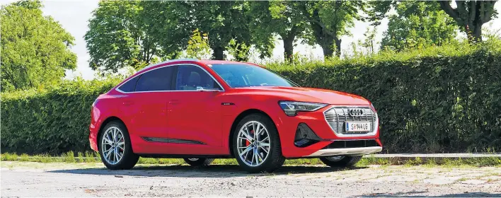  ??  ?? Fuhrwerk Orange: Knallig koloriert kommt der e-tron Sportback hier daher. Wie es elektrisch weitergeht bei Audi? Mit dem Coupé E-Tron GT und dem SUV Q4 E-tron, frühes 2021.