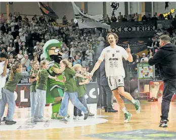  ?? FOTO: WILLY SPEICHER/GRAFIK: BARMER 2 BASKETBALL BUNDESLIGA ?? Marco Hollersbac­her vor dem Heimspiel gegen Münster. Die Trierer Gladiators müssen „nur“noch das Halbfinale überstehen, um sportlich aufsteigen zu können.