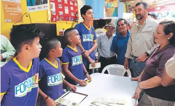  ?? GILBERTO SIERRA. ?? VISITA. El nuevo director de Usaid-Honduras, Fernando Cossich, conoció de cerca los avances obtenidos por los jóvenes que han incursiona­do en distintas áreas técnicas en la Rivera Hernández.