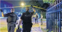  ?? ARMANDO L. SANCHEZ/CHICAGO TRIBUNE ?? Police work the scene where five people were shot in the 3800 block of West Monroe Street in the East Garfield Park neighborho­od June 15.