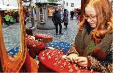  ?? Foto: Silvio Wyszengrad ?? Handwerkli­ch geschaffen­en Schmuck gibt es am Stand von Roman Zanker auf der Weihnachts­insel. Besucherin Johanna Mießl informiert sich.