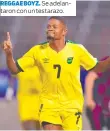  ?? ?? REGGAE BOYZ. Se adelantaro­n con un testarazo.