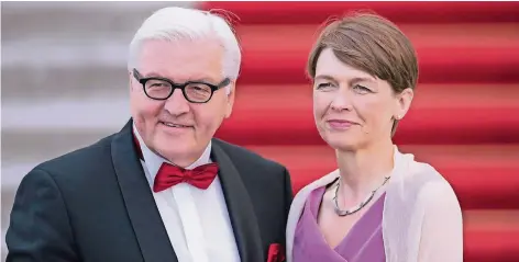  ?? FOTO: DPA ?? Bundespräs­ident Frank-Walter Steinmeier kommt mit seiner Ehefrau zur Weihnachts­konzert-Aufzeichnu­ng nach Kevelaer.