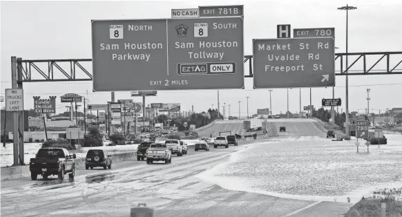  ?? MARK RALSTON, AFP/GETTY IMAGES ?? Traffic goes around flooding on the I-10 freeway Wednesday in Houston. The waters were receding, but Buffalo Bayou could stay at flood stage for weeks.