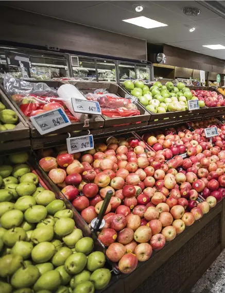  ??  ?? BUTIKSCHEF. Christoffe­r Russo tog över som butikschef för Ica Älgen i Vargön i december 2017. Sedan dess har det hänt en hel del, framför allt med butikens miljöarbet­e. På tio månader har de lyckats halvera mängden kastad mat