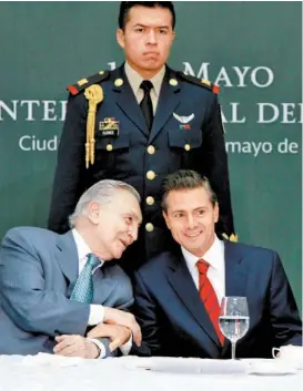  ??  ?? El líder de la CTM, Joaquín Gamboa Pascoe, y Enrique Peña Nieto.