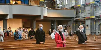  ?? Foto: Christian Kruppe ?? Es wäre noch Platz gewesen. 108 Gläubige dürfen in der Schwabmünc­hner St. Michaels Kirche am Gottesdien­st teilnehmen, zum Auftakt wurde diese Zahl noch nicht erreicht.