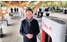  ??  ?? Bäckerei-Chef Roland Schüren hatte die Idee zu dem Ladepark. Gemeinsam mit den Firmen Tesla und Fastned setzte er sie um.