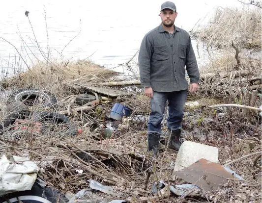  ??  ?? Philippe Clavey craint que les déchets empilés près de la rivière Saint-Charles, à Salaberry-de-Valleyfiel­d, ne polluent le cours d’eau.