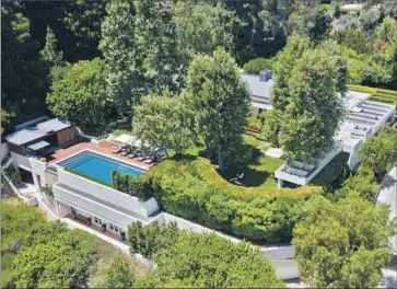  ?? Anthony Barcelo ?? RYAN SEACREST’S secluded compound sprawls across three acres and includes a main house, two guesthouse­s, a pool house, a swimming pool and a gym all surrounded by gardens, lawns, statues and a koi pond.