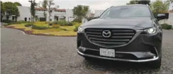  ?? | C.Z. ?? El frente ya caracterís­tico de Mazda con una parrilla enorme y una iluminació­n destacada en FULL LED. Toques muy finos que hacen lucir a esta SUV de manera imponente.