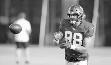  ?? CHRIS O'MEARA/AP ?? Buccaneers linebacker Anthony Nelson catches the ball during training camp workout in August.